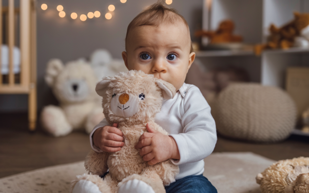 Choisir une peluche sans danger : Critères essentiels pour bébé